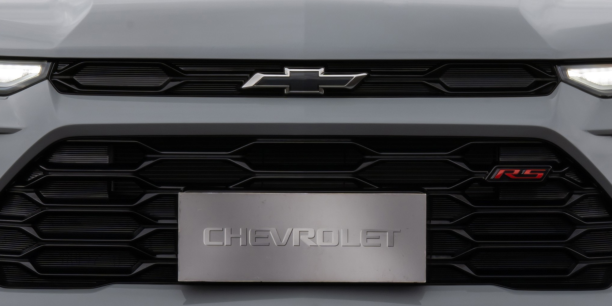 Emblema Bowtie renovado en versión Chevrolet RS.